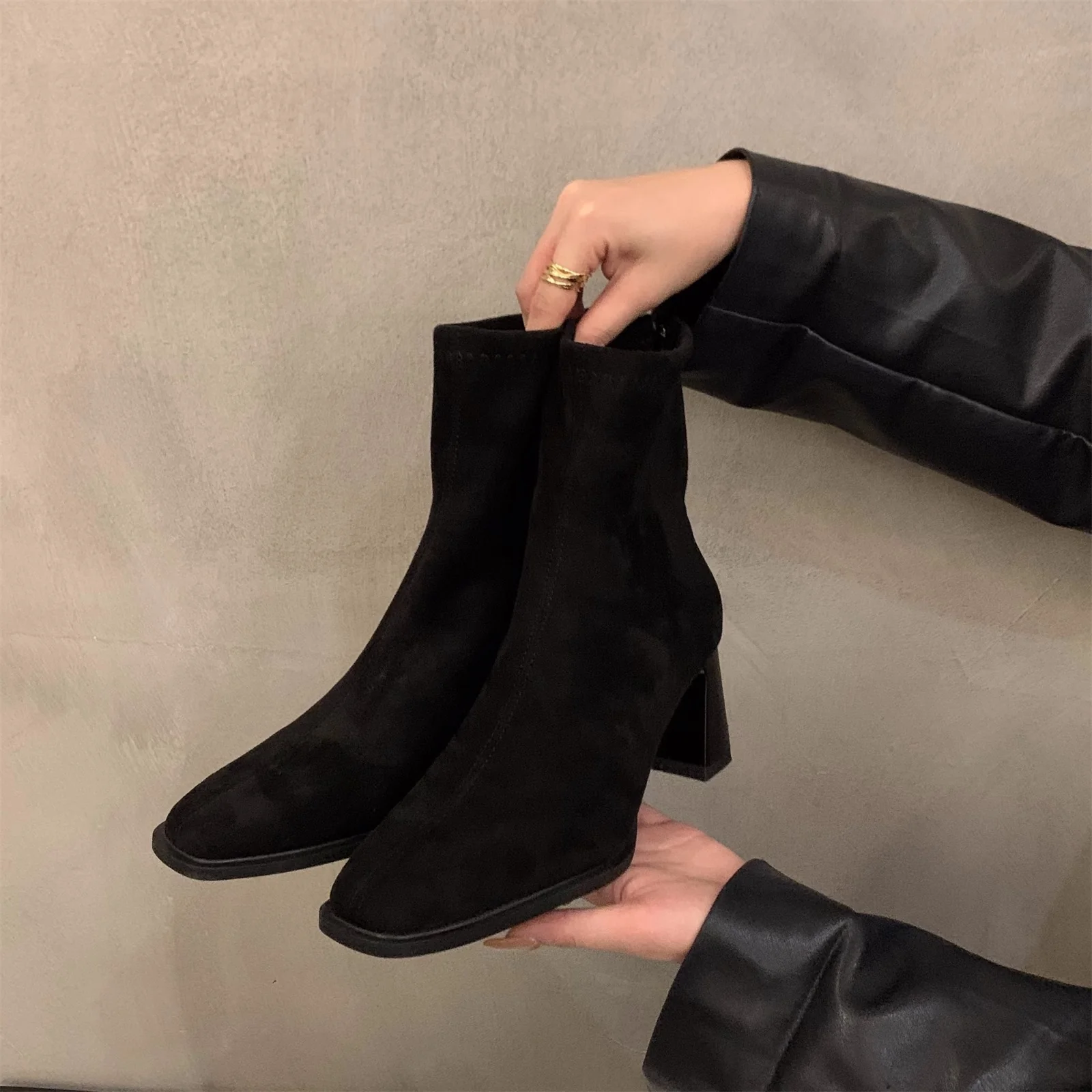 Damen Elegante Ankle Boots mit Hochwertigem Veloursleder und Robuster Blockabsatz Heidi Mode - Image 7