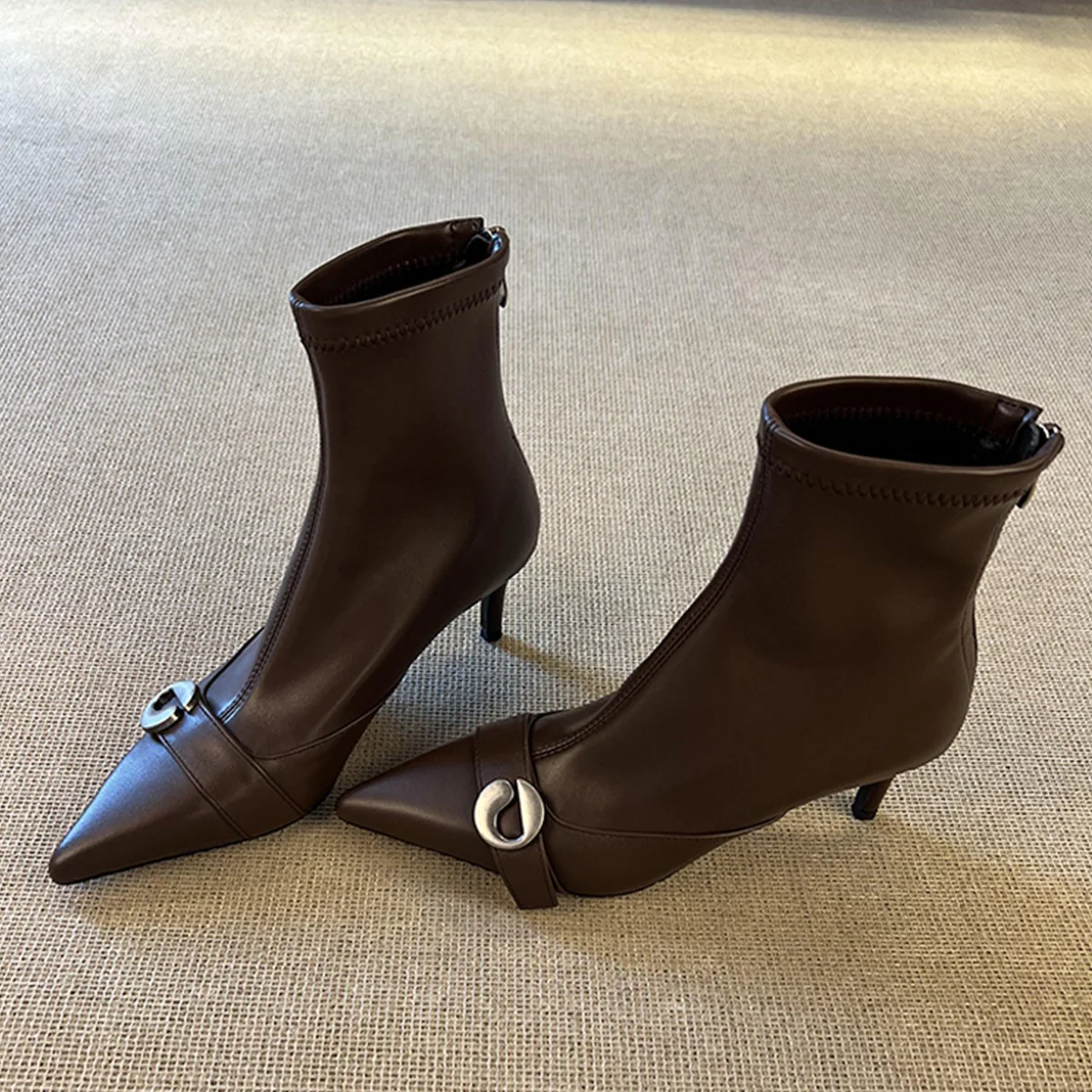 Damen elegante Ankle Boots mit spitzem Schnitt und dekorativer Schnalle Heidi Mode - Image 4