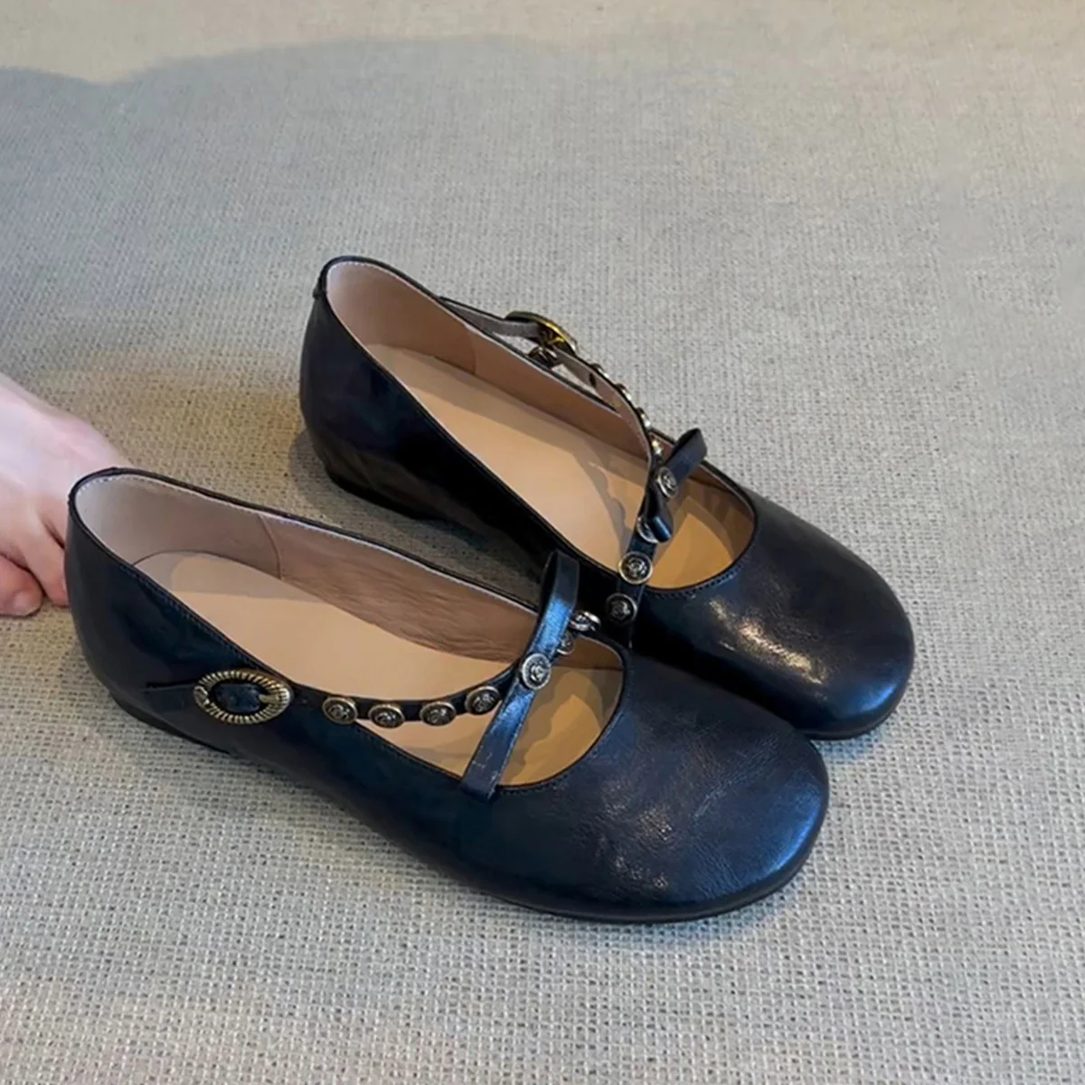 Damen Elegante Ballerina-Schuhe mit dekorativen Knopfdetails Heidi Mode - Image 6