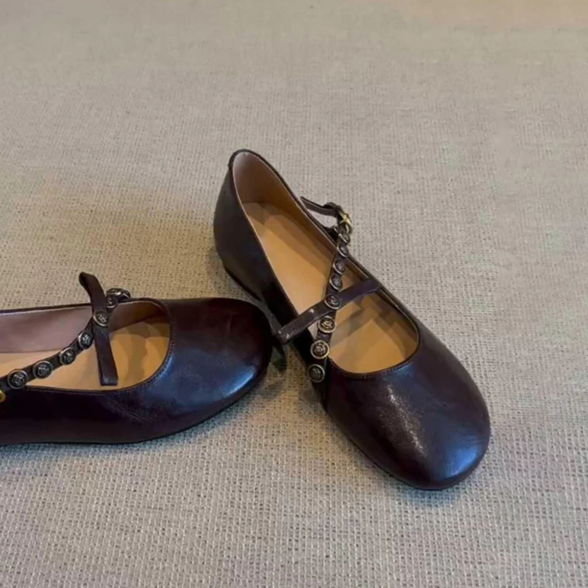 Damen Elegante Ballerina-Schuhe mit dekorativen Knopfdetails Heidi Mode - Image 7