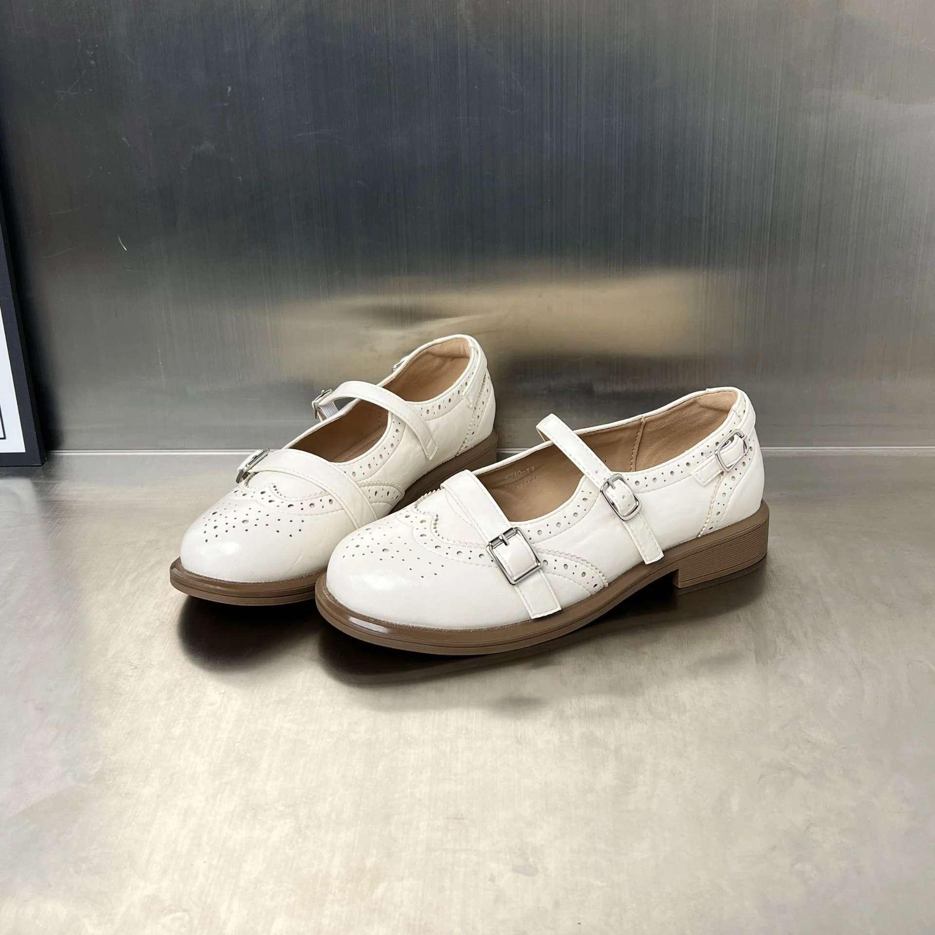 Damen elegante Ballerinas mit doppeltem Riemenverschluss und dekorativem Lochmuster Heidi Mode