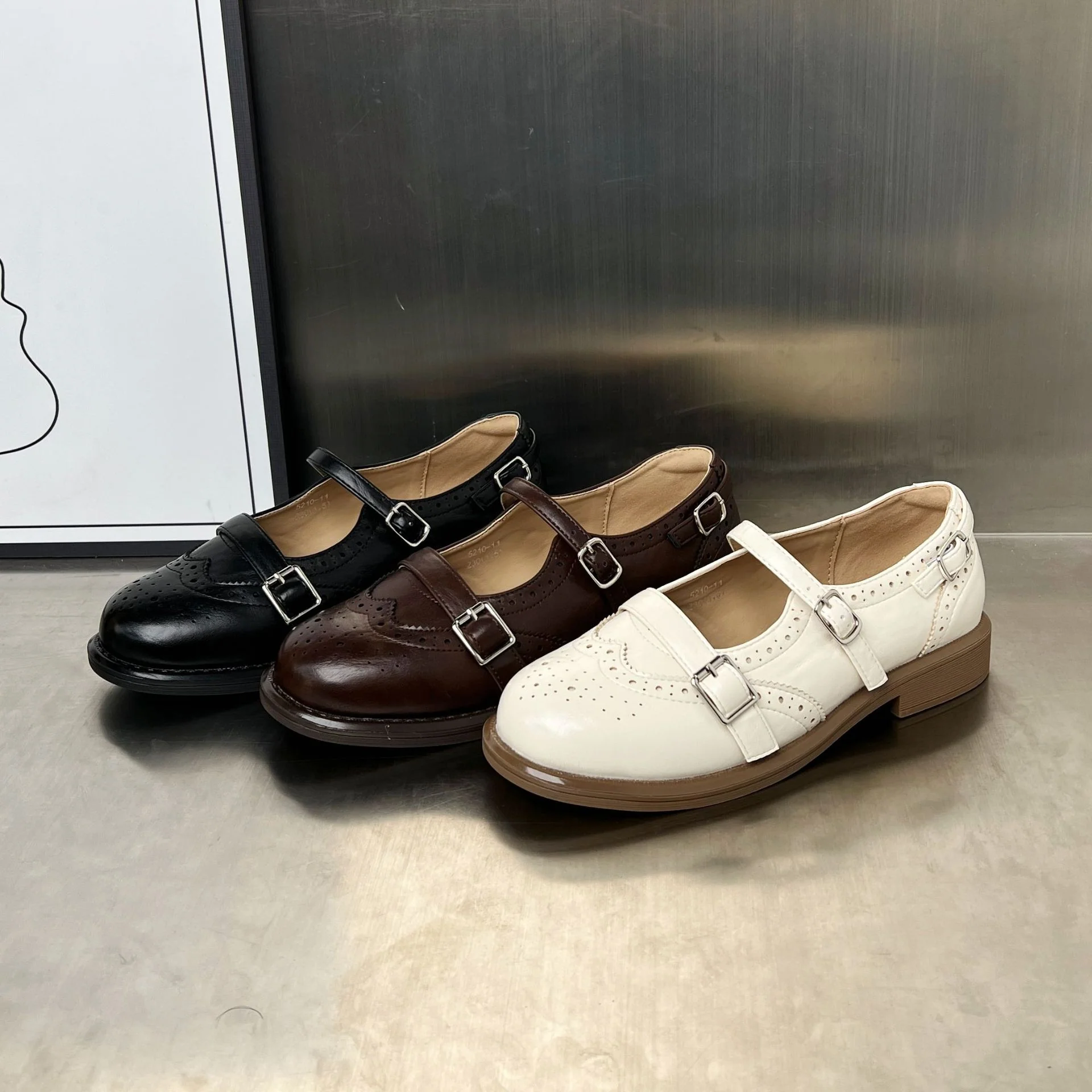 Damen elegante Ballerinas mit doppeltem Riemenverschluss und dekorativem Lochmuster Heidi Mode - Image 3