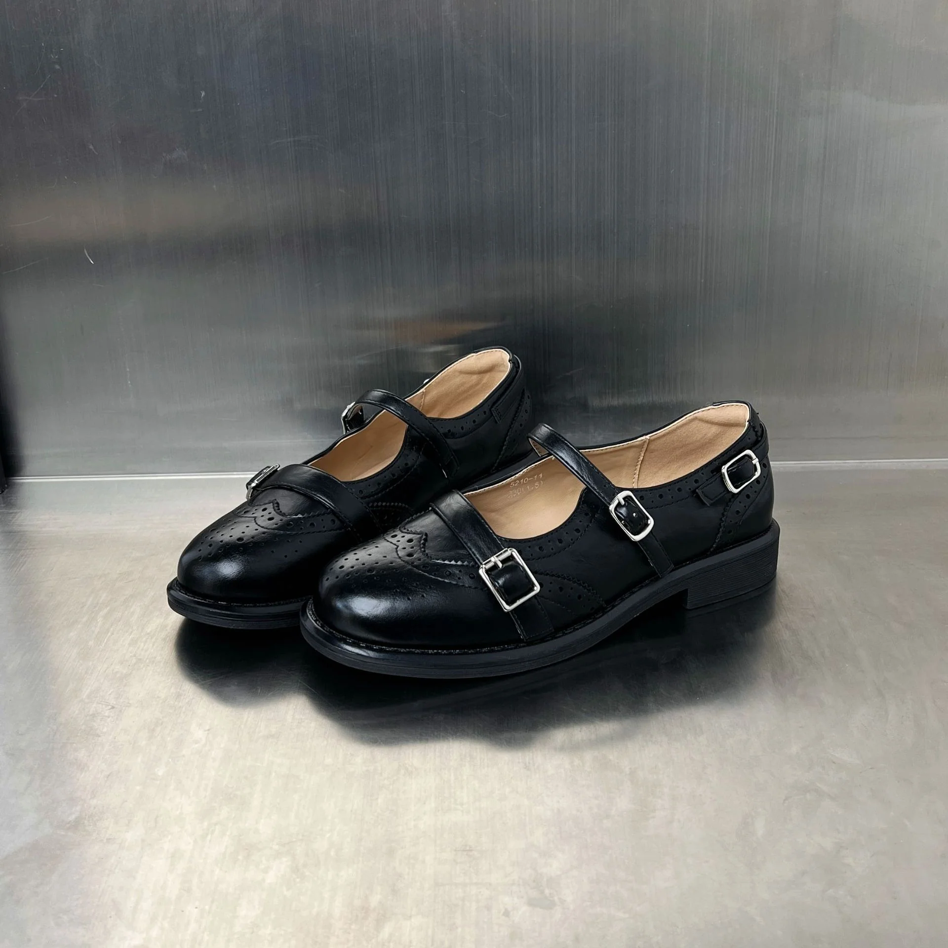 Damen elegante Ballerinas mit doppeltem Riemenverschluss und dekorativem Lochmuster Heidi Mode - Image 7
