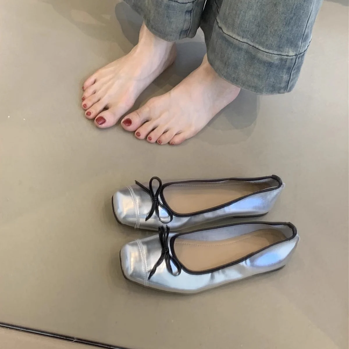 Damen elegante Ballerinas mit modischem Glanz und zierlichem Schleifendetail Heidi Mode - Image 4
