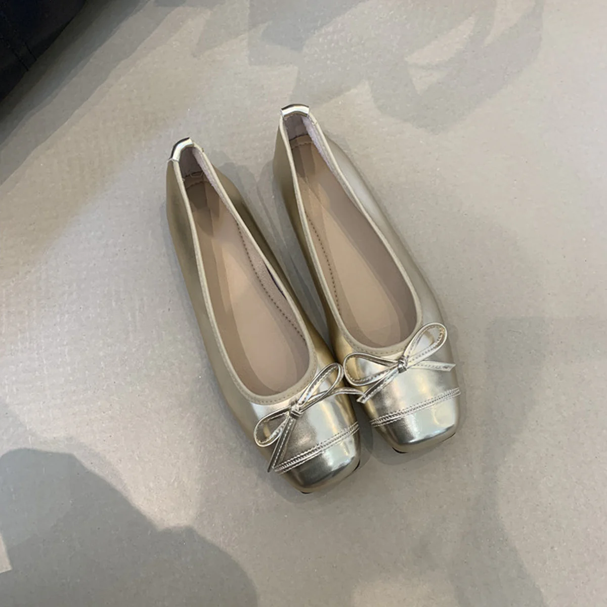 Damen elegante Ballerinas mit modischem Glanz und zierlichem Schleifendetail Heidi Mode - Image 6