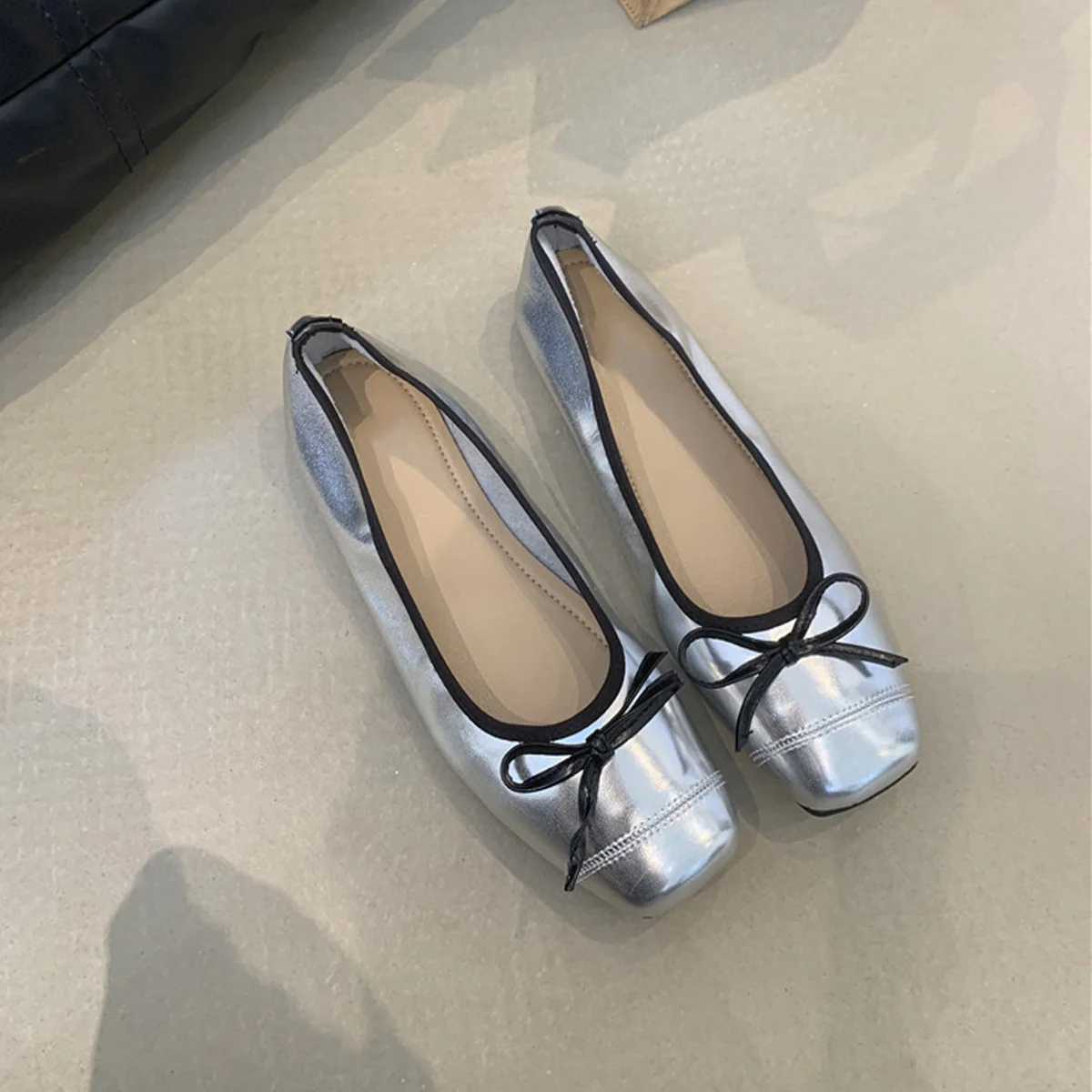 Damen elegante Ballerinas mit modischem Glanz und zierlichem Schleifendetail Heidi Mode - Image 8