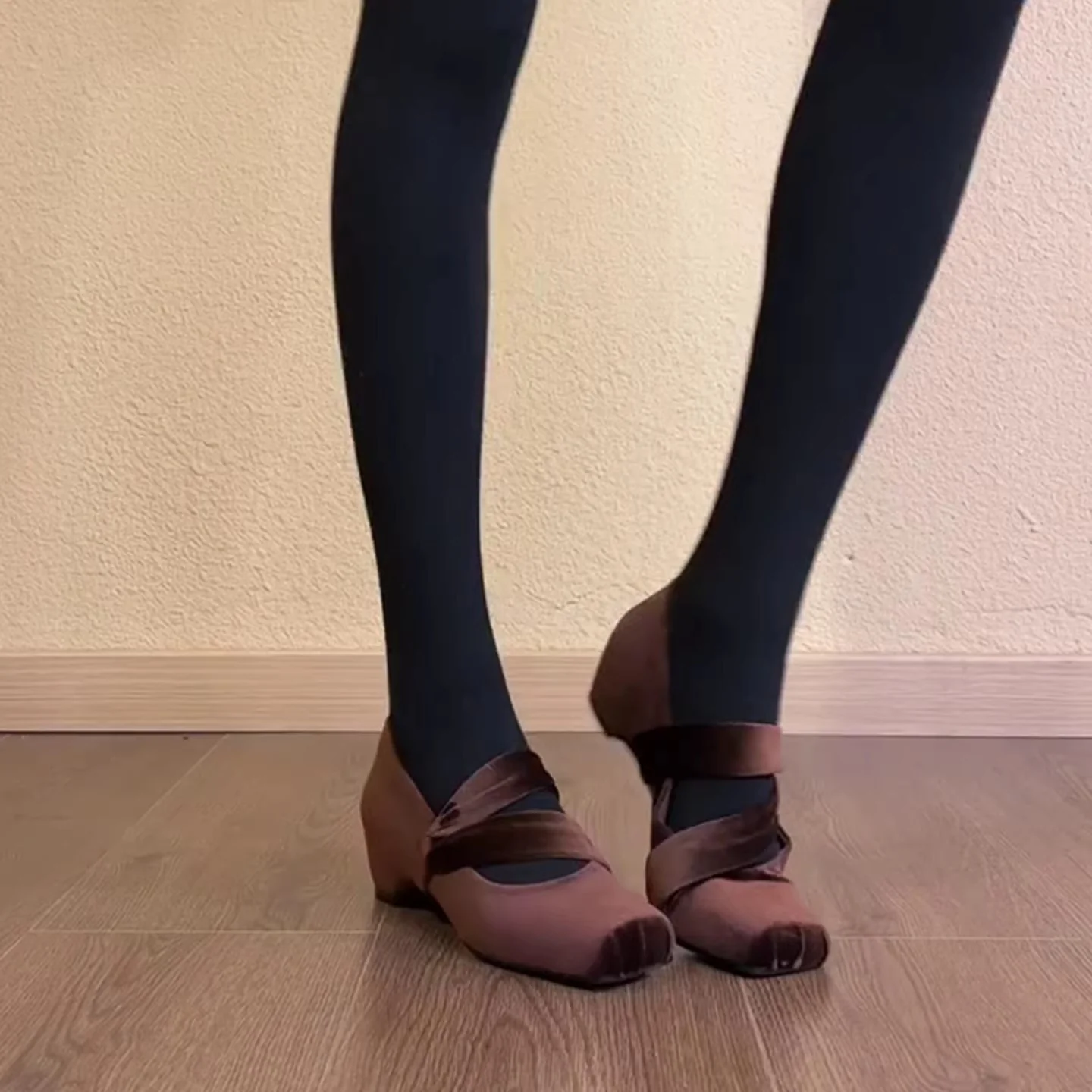 Damen elegante Ballerinas mit modischem Kreuzriemen und hochwertiger Veloursleder-Oberfläche Heidi Mode - Image 3