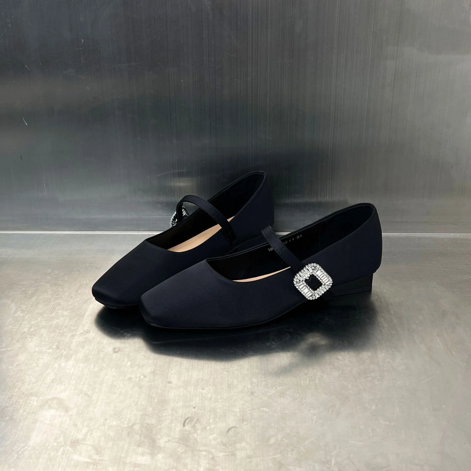Damen Elegante Ballerinas mit modischem Riemen und funkelndem Schmuckdetail Heidi Mode - Image 7