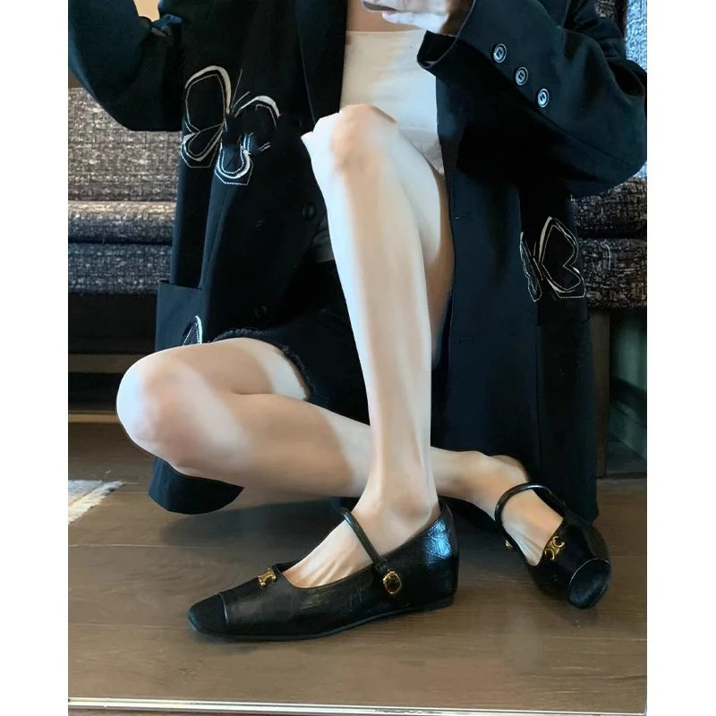 Damen elegante Ballerinas mit modischem Riemen und geschmackvollem Schmuckdetail Heidi Mode