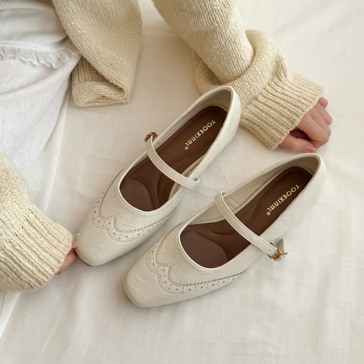Damen elegante Ballerinas mit verstellbarem Riemen und feiner Brogue-Prägung Heidi Mode - Image 2