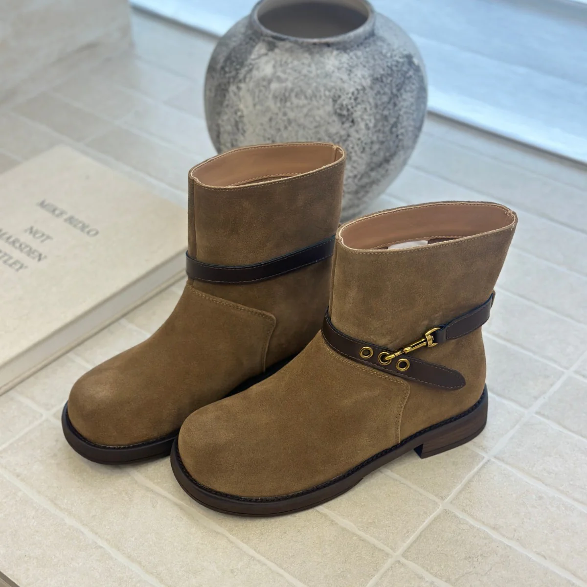 Damen elegante Chelsea Boots mit modischen Schnallen und hochwertiger Wildlederoberfläche Heidi Mode - Image 2