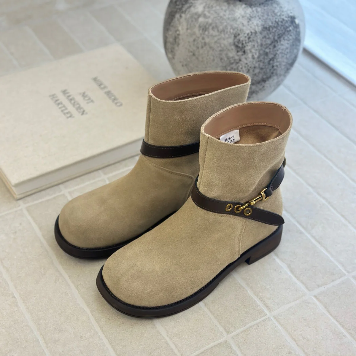 Damen elegante Chelsea Boots mit modischen Schnallen und hochwertiger Wildlederoberfläche Heidi Mode - Image 4