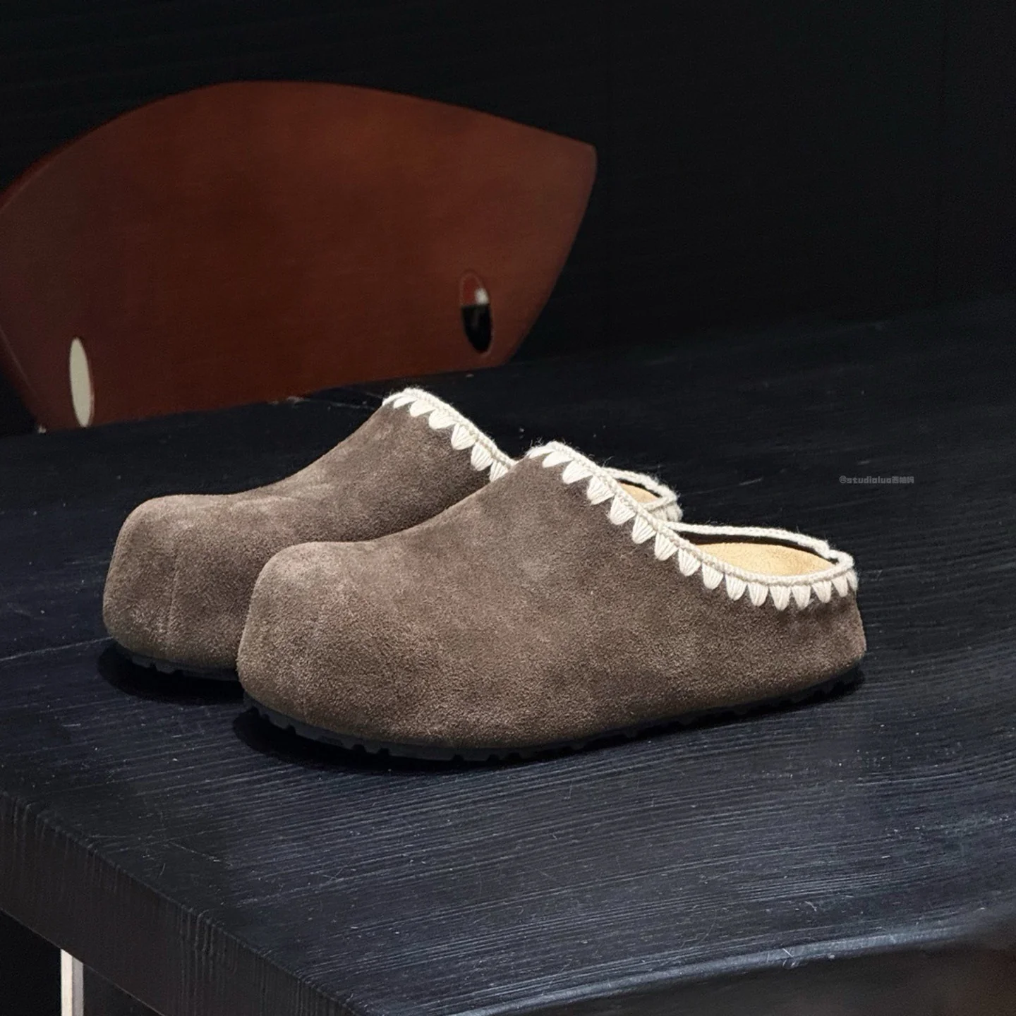 Damen Elegante Clogs aus weichem Wildleder mit handgefertigten Details Heidi Mode - Image 4