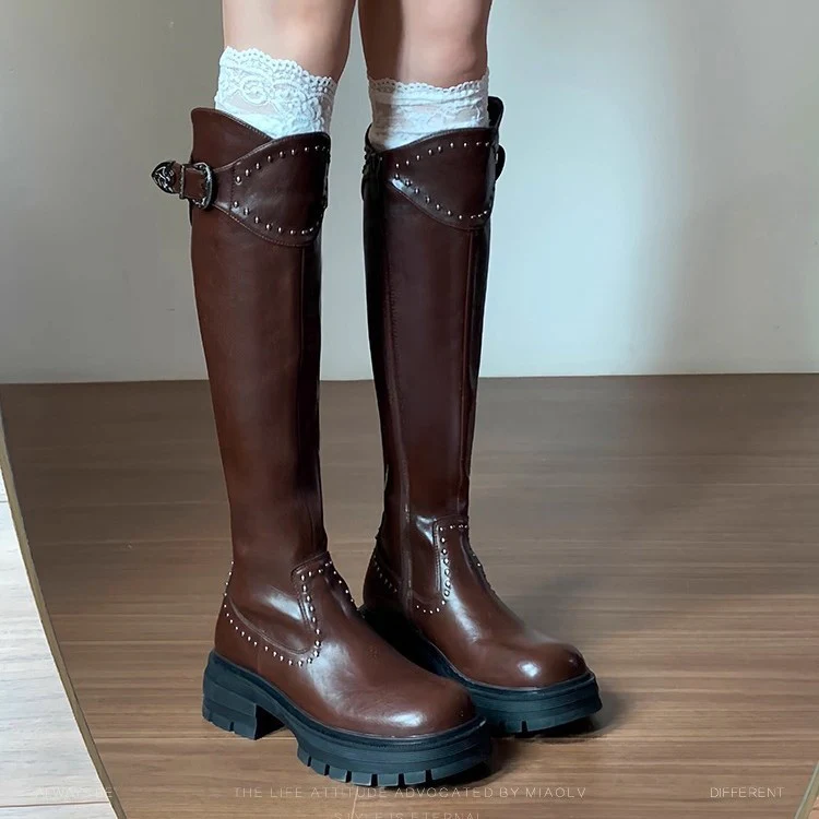 Damen elegante hohe Stiefel mit dekorativen Nieten und robustem Blockabsatz Heidi Mode