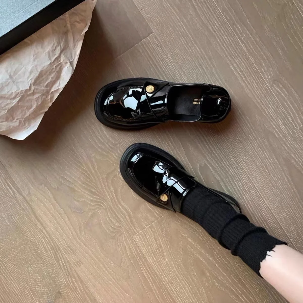 Damen Elegante Lackleder-Ballerinas mit modischem Riemchen und dekorativen Knopfdetails Heidi Mode - Image 4