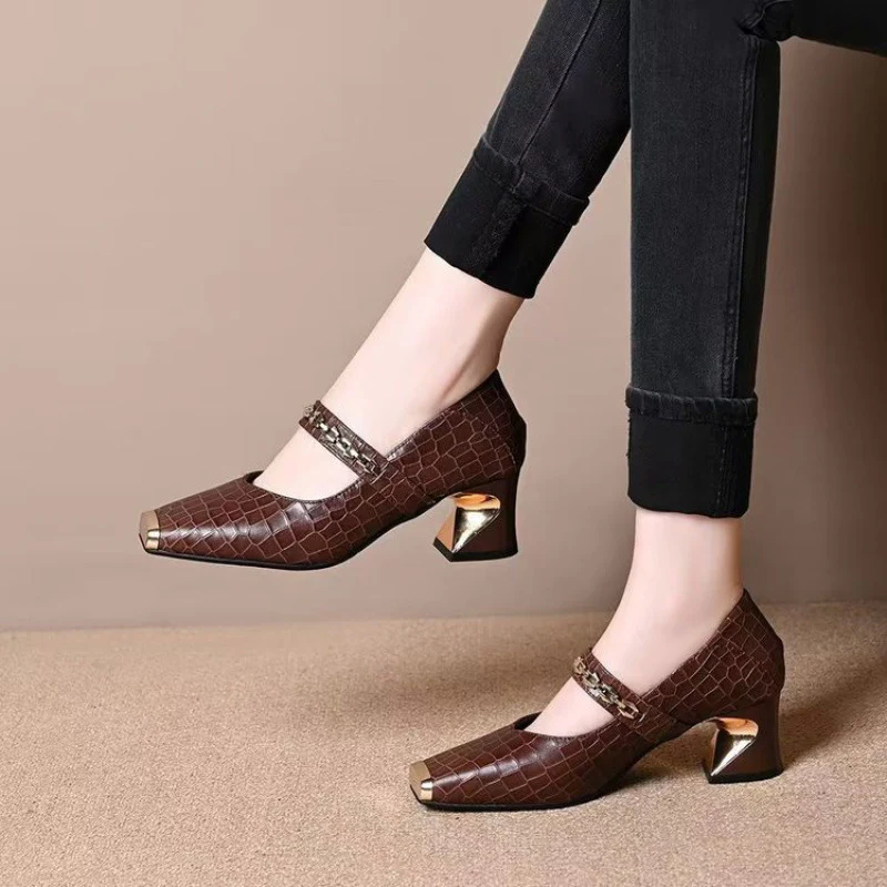 Damen Elegante Mary Jane Pumps mit trendigem Metallakzent Heidi Mode - Image 3