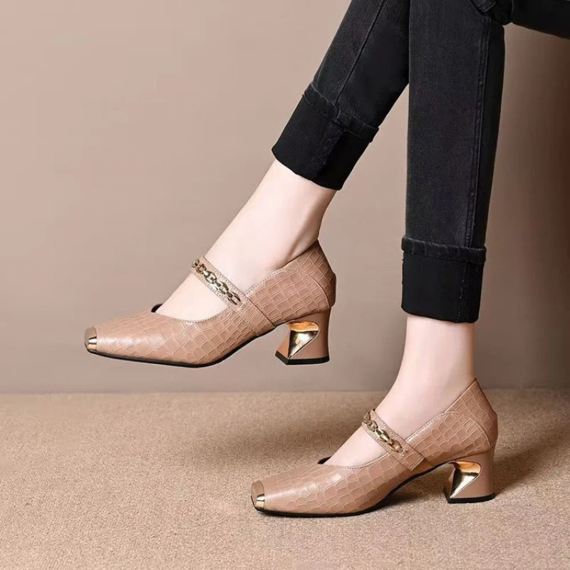 Damen Elegante Mary Jane Pumps mit trendigem Metallakzent Heidi Mode - Image 4