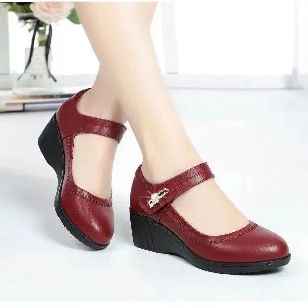 Damen elegante Mary Jane Wedges mit verstellbarem Riemen und dekorativem Detail Heidi Mode