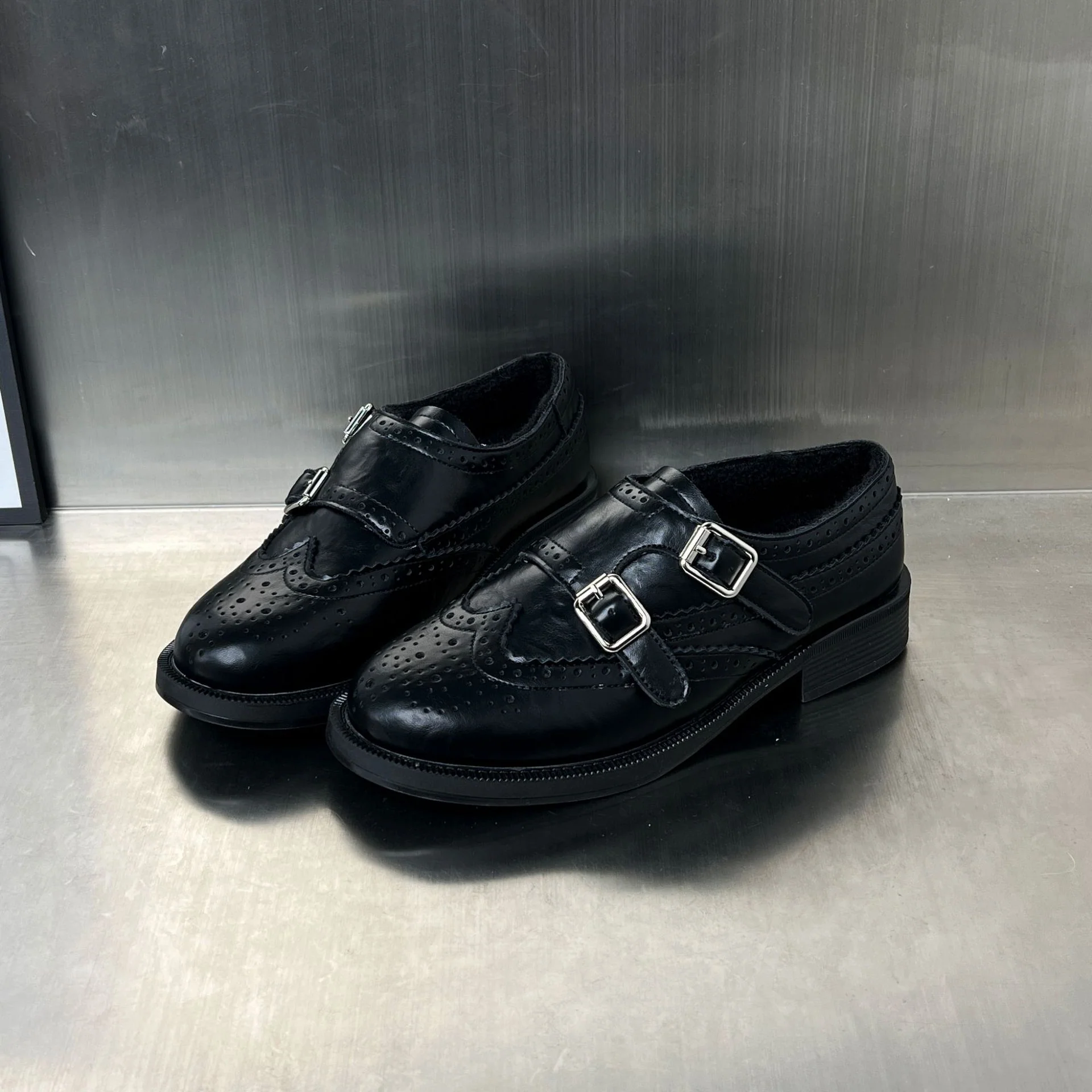 Damen Elegante Mokassins mit dekorativem Doppelschnallenverschluss und stilvollen Perforationen Heidi Mode - Image 6