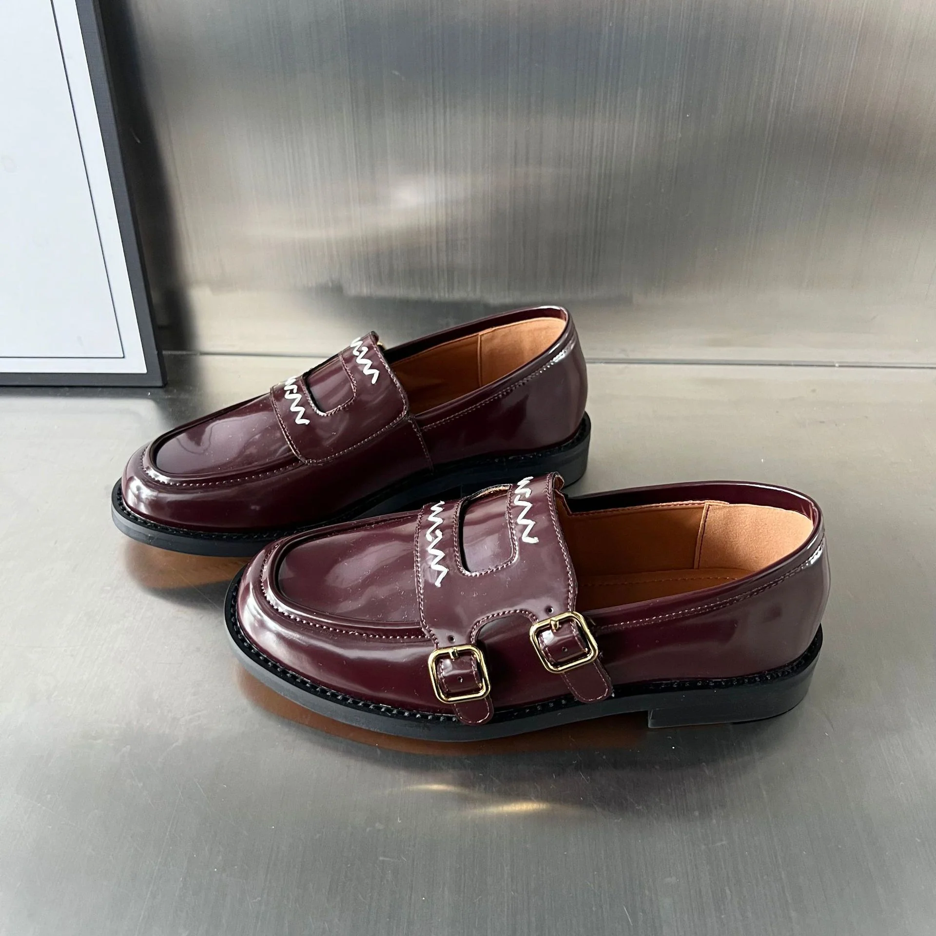 Damen Elegante Mokassins mit dekorativen Schnallen und hochwertigem Glanzleder Heidi Mode