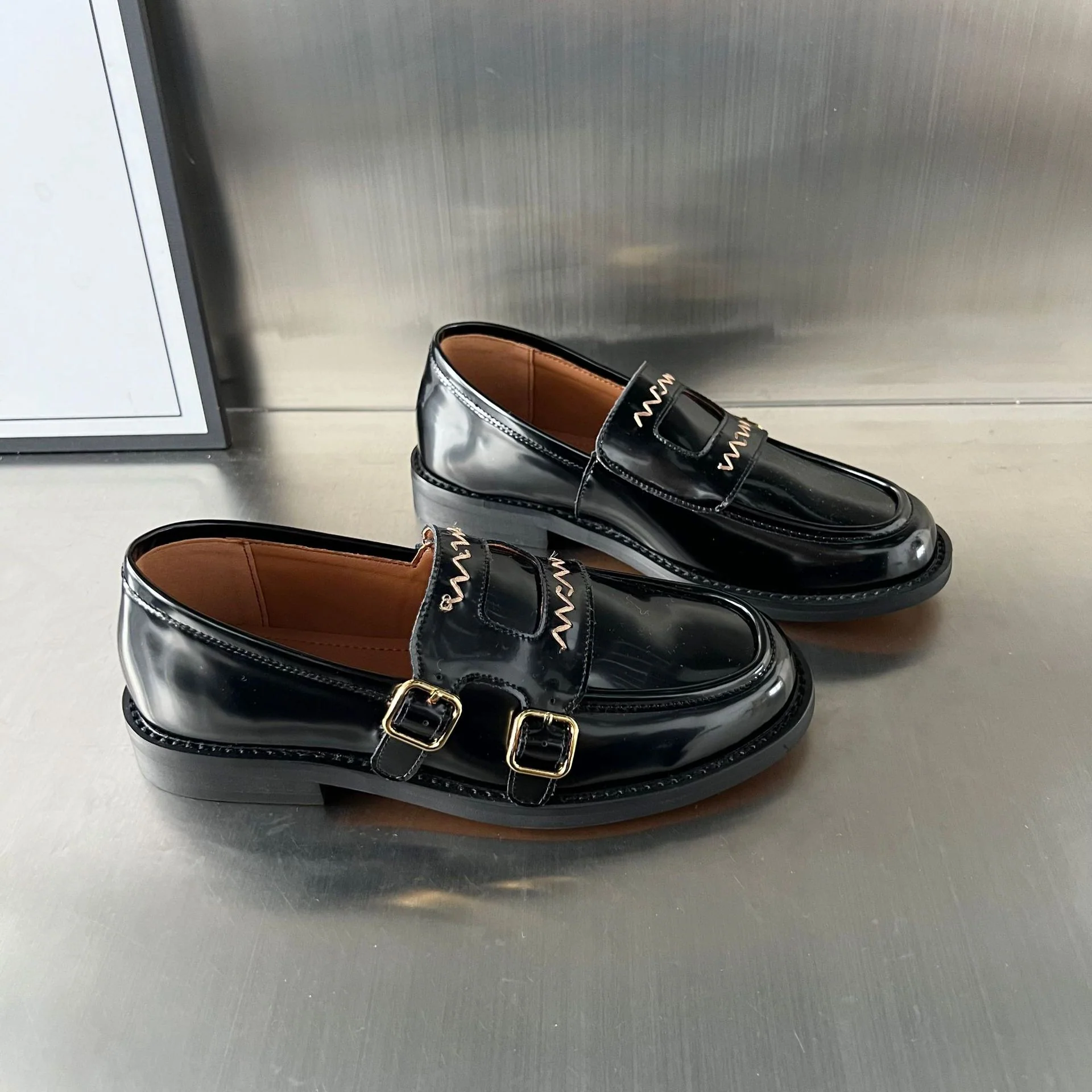 Damen Elegante Mokassins mit dekorativen Schnallen und hochwertigem Glanzleder Heidi Mode - Image 5