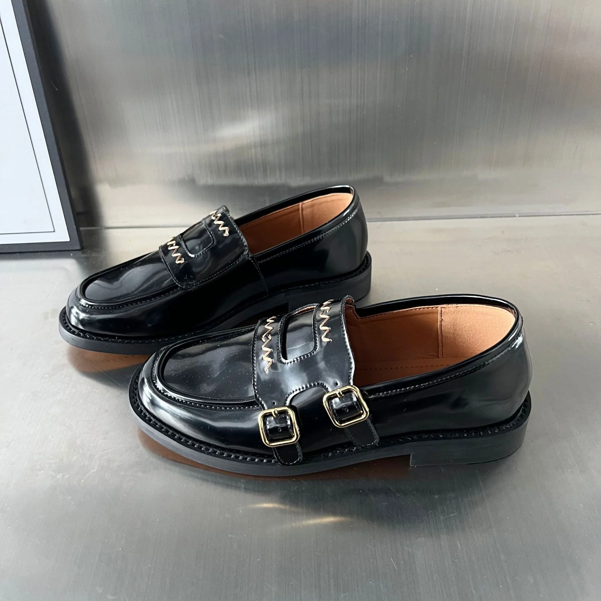 Damen Elegante Mokassins mit dekorativen Schnallen und hochwertigem Glanzleder Heidi Mode - Image 6