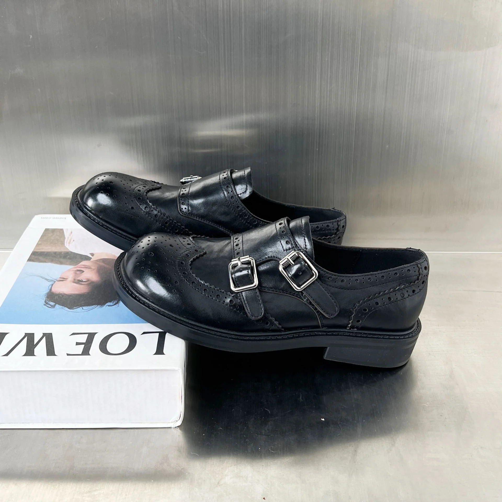 Damen Elegante Mokassins mit doppeltem Schnallenverschluss und feinem Broguemuster Heidi Mode