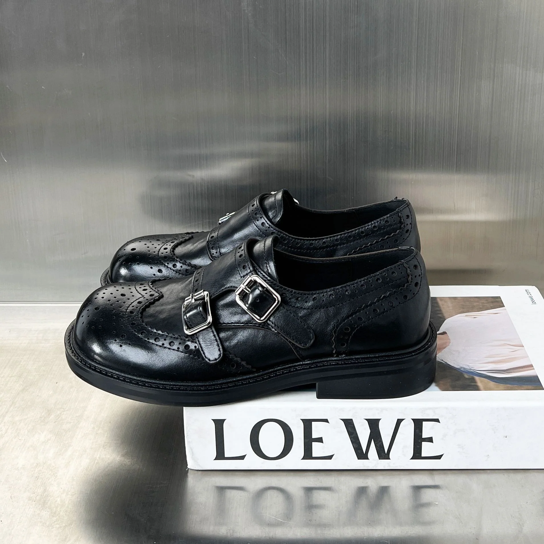 Damen Elegante Mokassins mit doppeltem Schnallenverschluss und feinem Broguemuster Heidi Mode - Image 2
