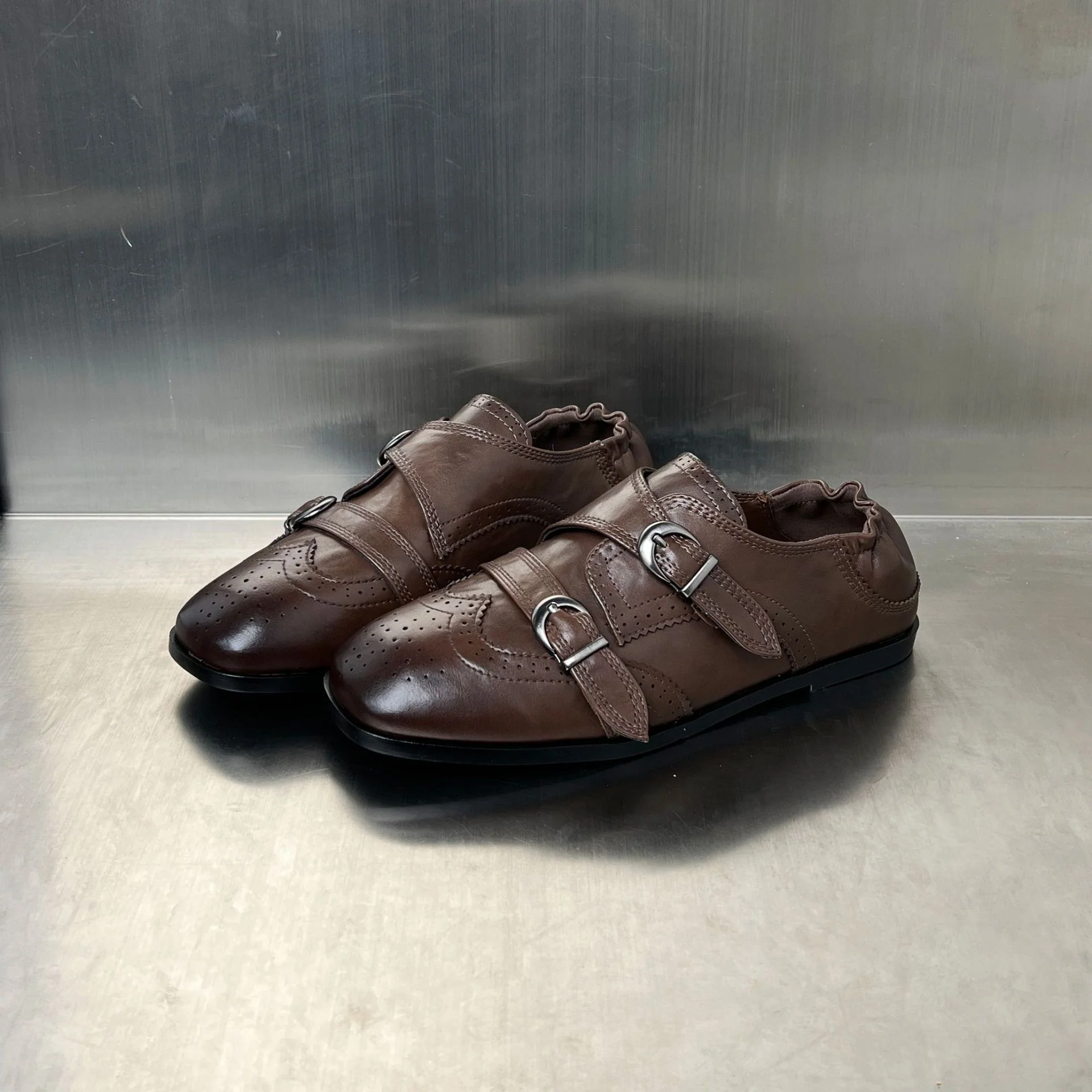 Damen Elegante Mokassins mit doppeltem Schnallenverschluss und perforiertem Design Heidi Mode - Image 2