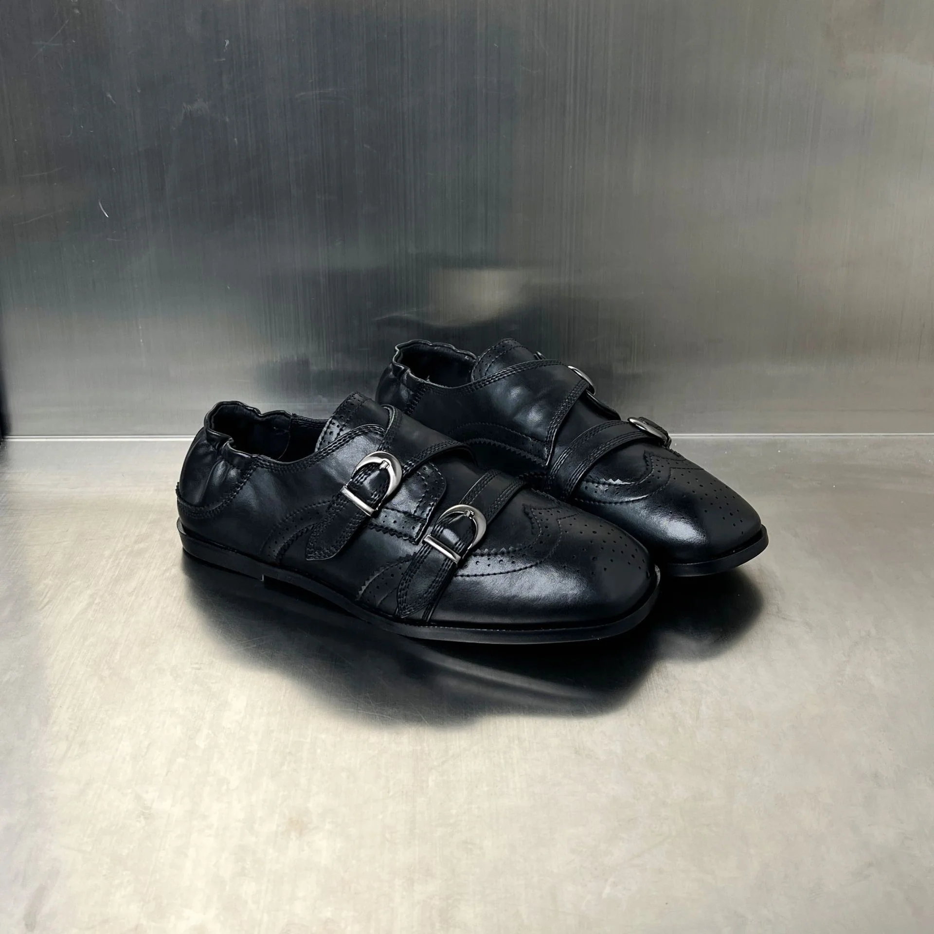 Damen Elegante Mokassins mit doppeltem Schnallenverschluss und perforiertem Design Heidi Mode - Image 4