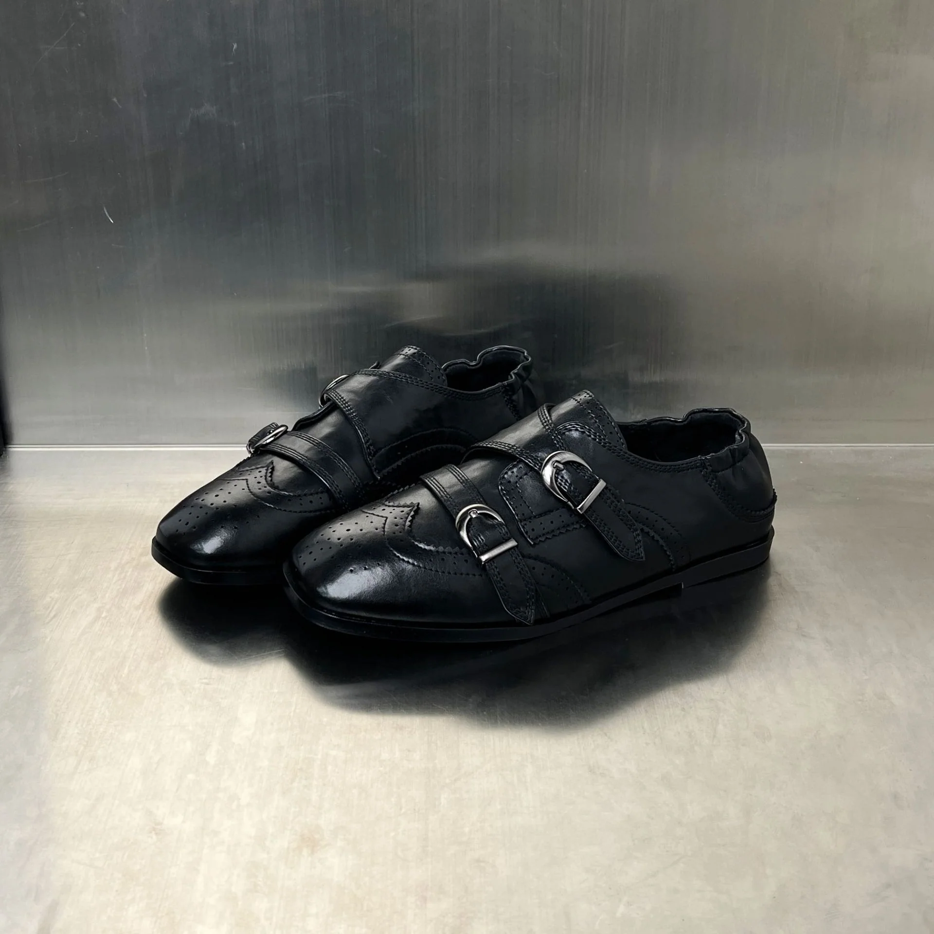 Damen Elegante Mokassins mit doppeltem Schnallenverschluss und perforiertem Design Heidi Mode - Image 6