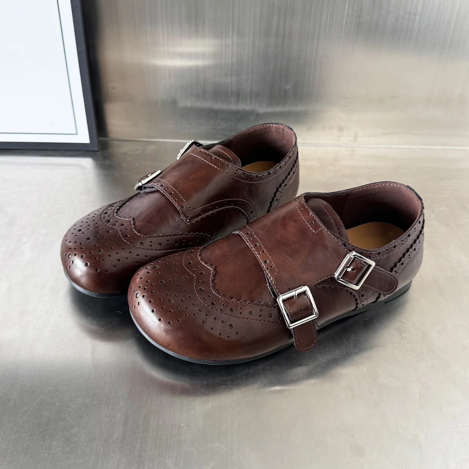 Damen Elegante Mokassins mit klassischem Broguemuster und dekorativen Doppelschnallen Heidi Mode - Image 7