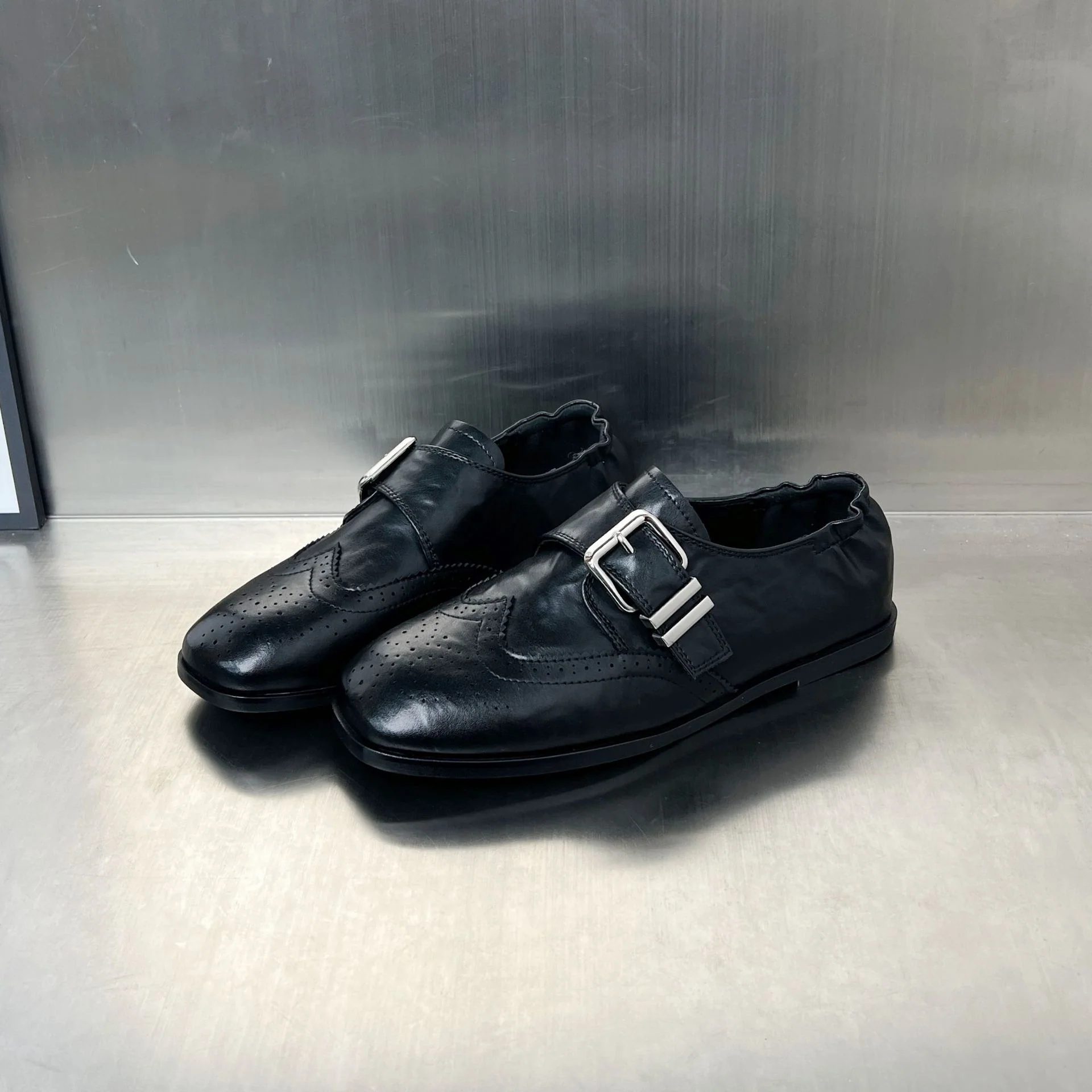 Damen elegante mokassins mit modischen Schnallen und perforierten Details Heidi Mode