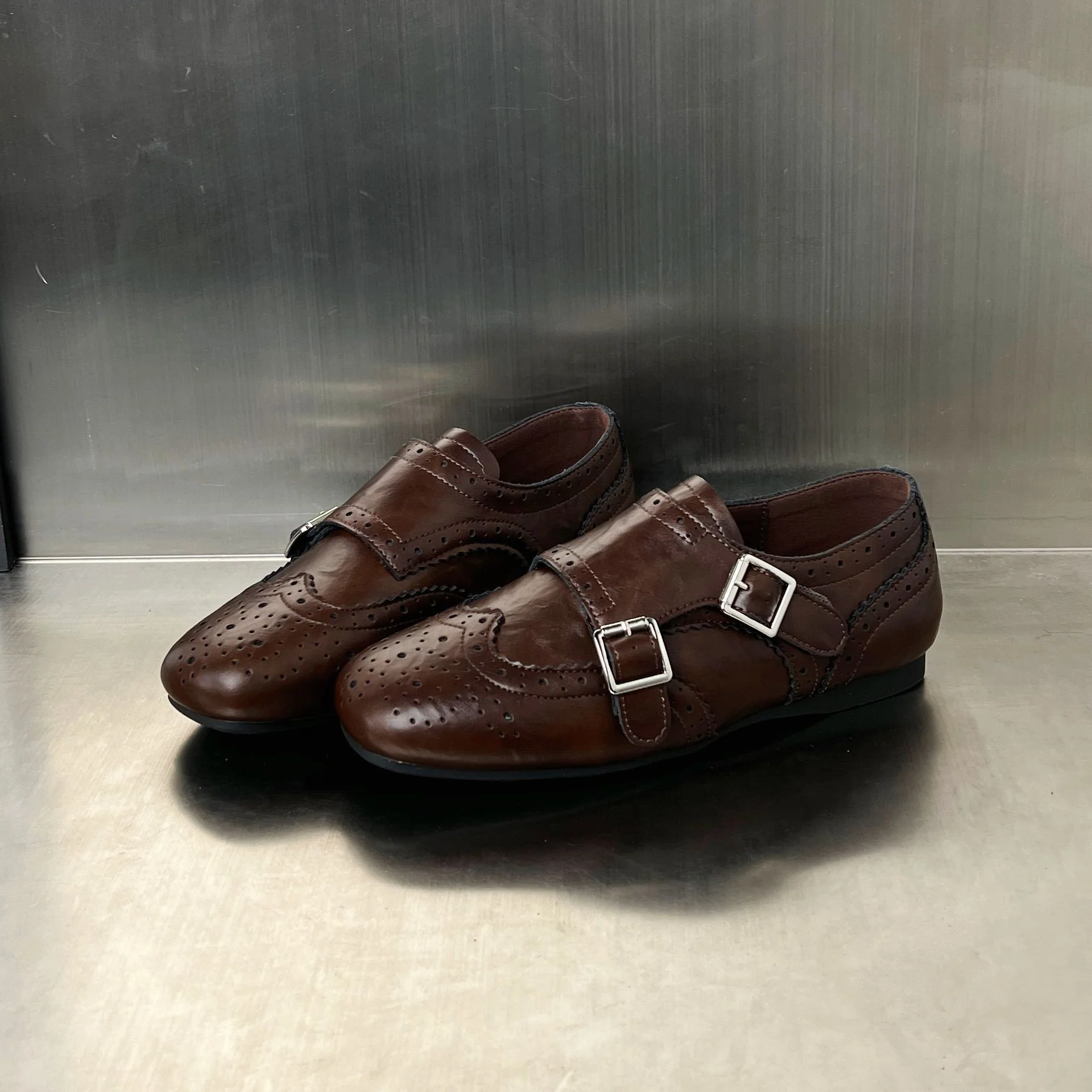 Damen elegante Mokassins mit modischen Schnallen und perforierten Details Heidi Mode - Image 6
