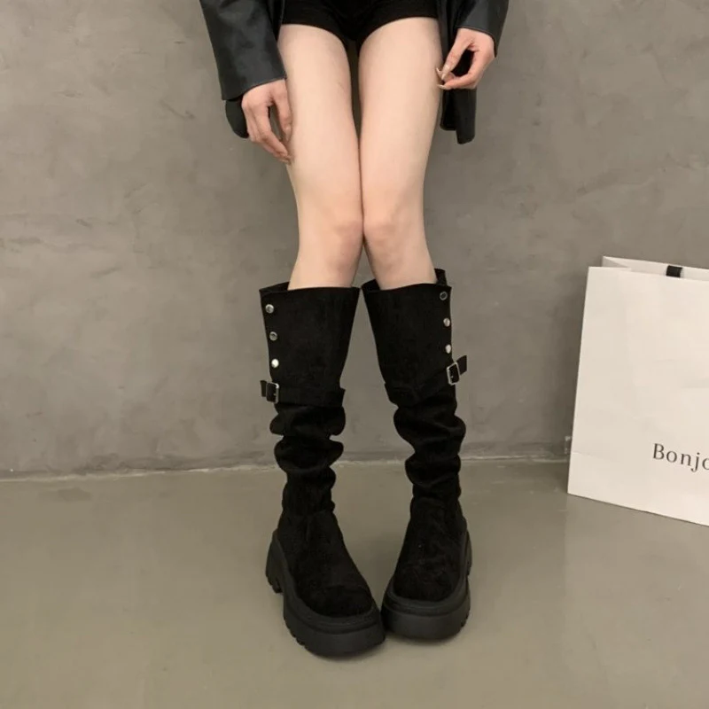 Damen Elegante Overknee-Stiefel mit modischem Riemen und Knopfdetails Heidi Mode - Image 4