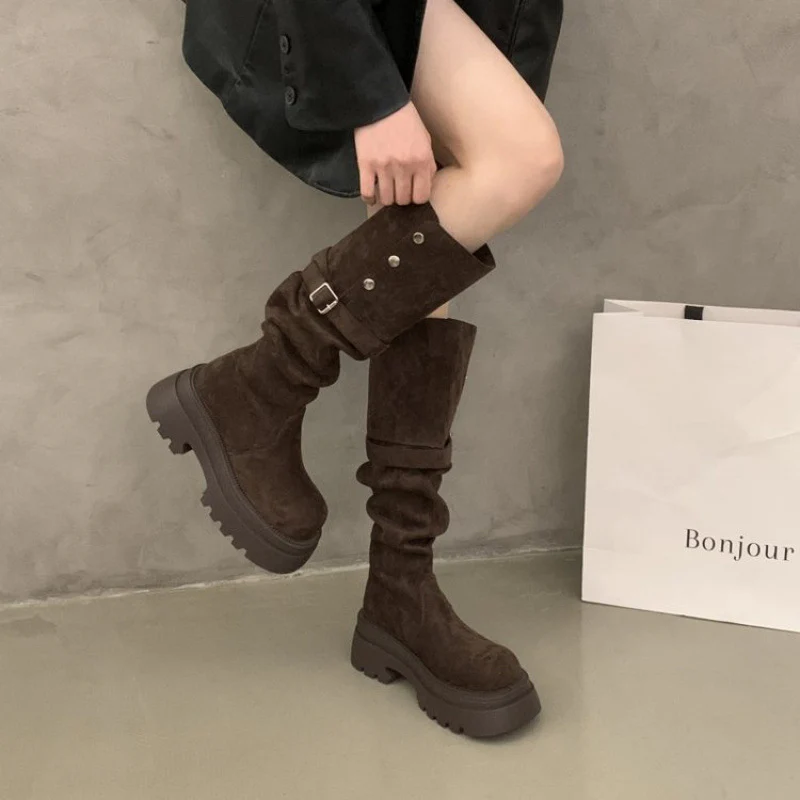 Damen Elegante Overknee-Stiefel mit modischem Riemen und Knopfdetails Heidi Mode - Image 5