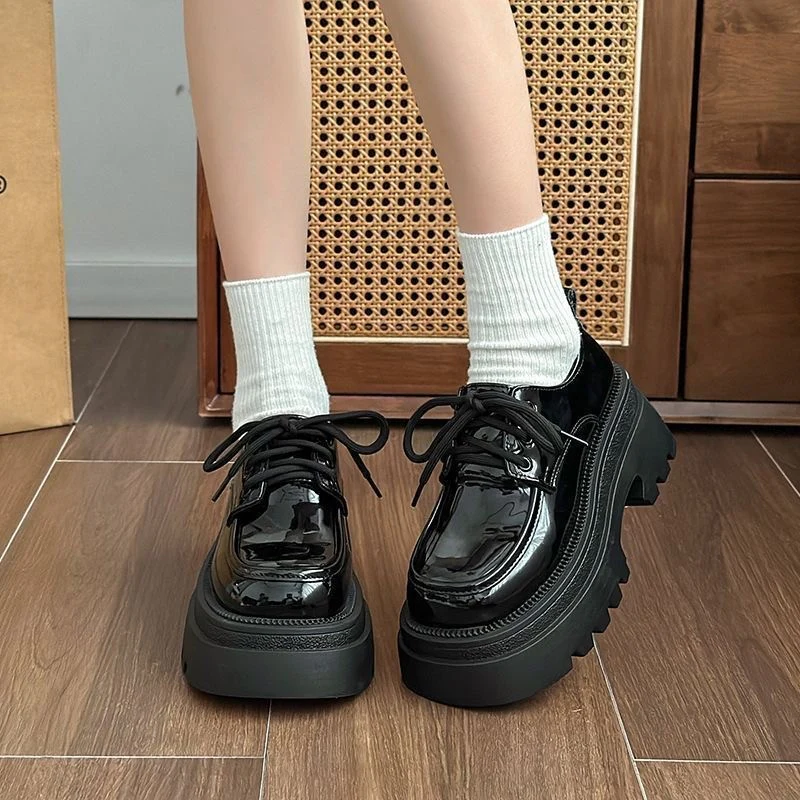 Damen Elegante Plateau Schnürschuhe mit glänzendem Obermaterial Heidi Mode - Image 4