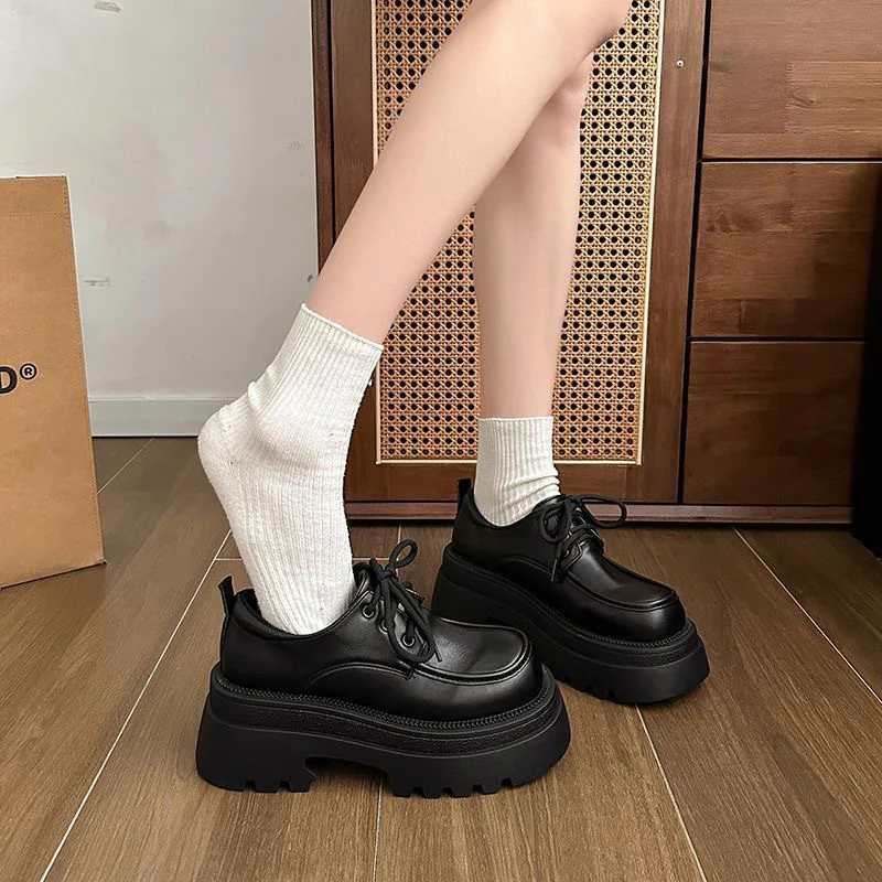 Damen Elegante Plateau Schnürschuhe mit glänzendem Obermaterial Heidi Mode - Image 6
