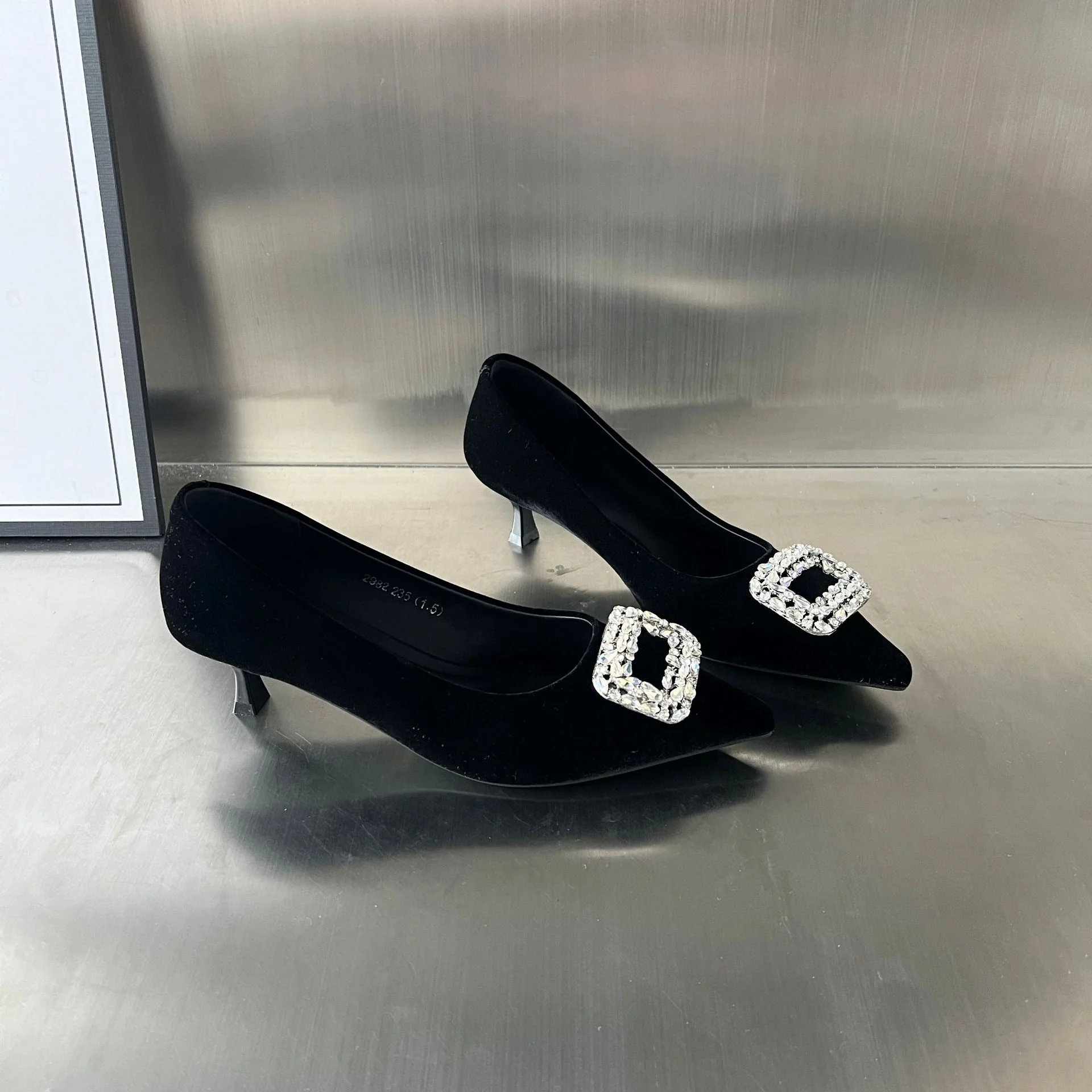 Damen elegante Pumps mit funkelnder Schmuckapplikation Heidi Mode - Image 2