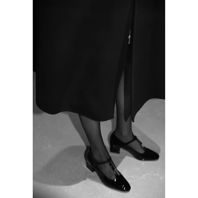 Damen elegante Pumps mit modischem T-Riemen und glänzender Oberfläche Heidi Mode - Image 2