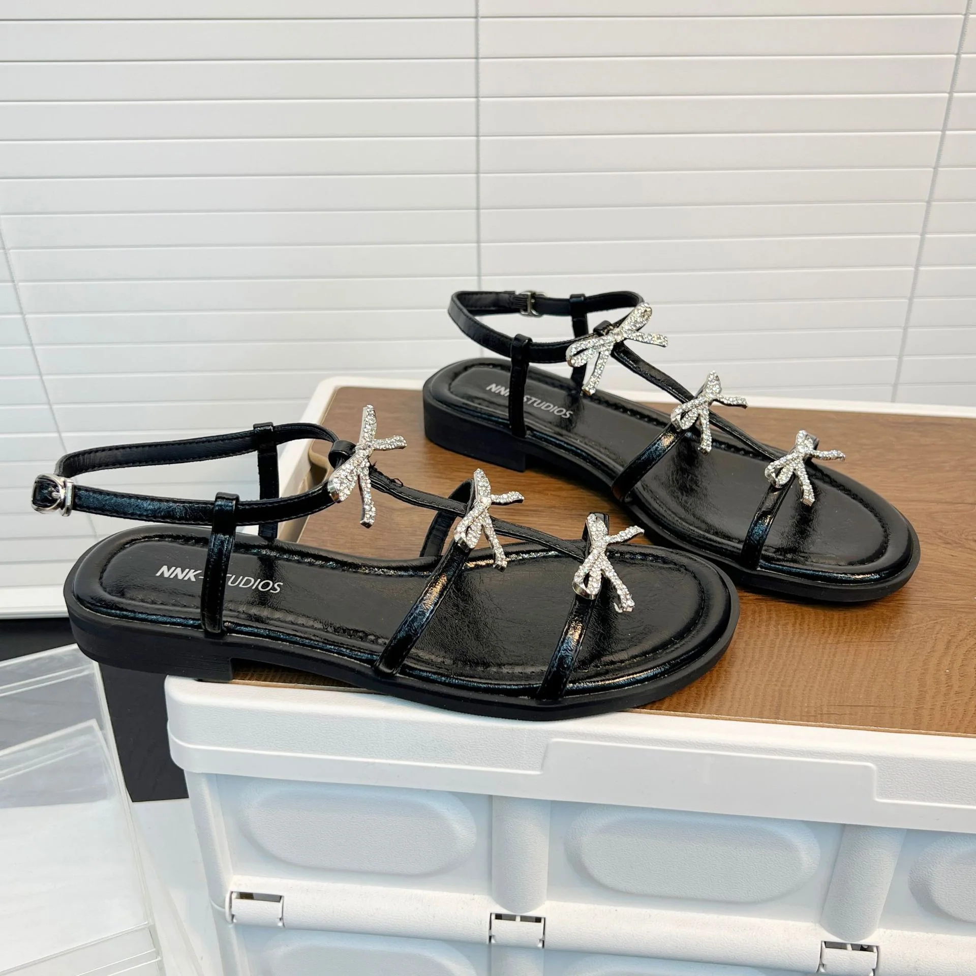 Damen Elegante Sandalen mit glitzernden Schleifen und verstellbarem Riemendesign Heidi Mode - Image 4
