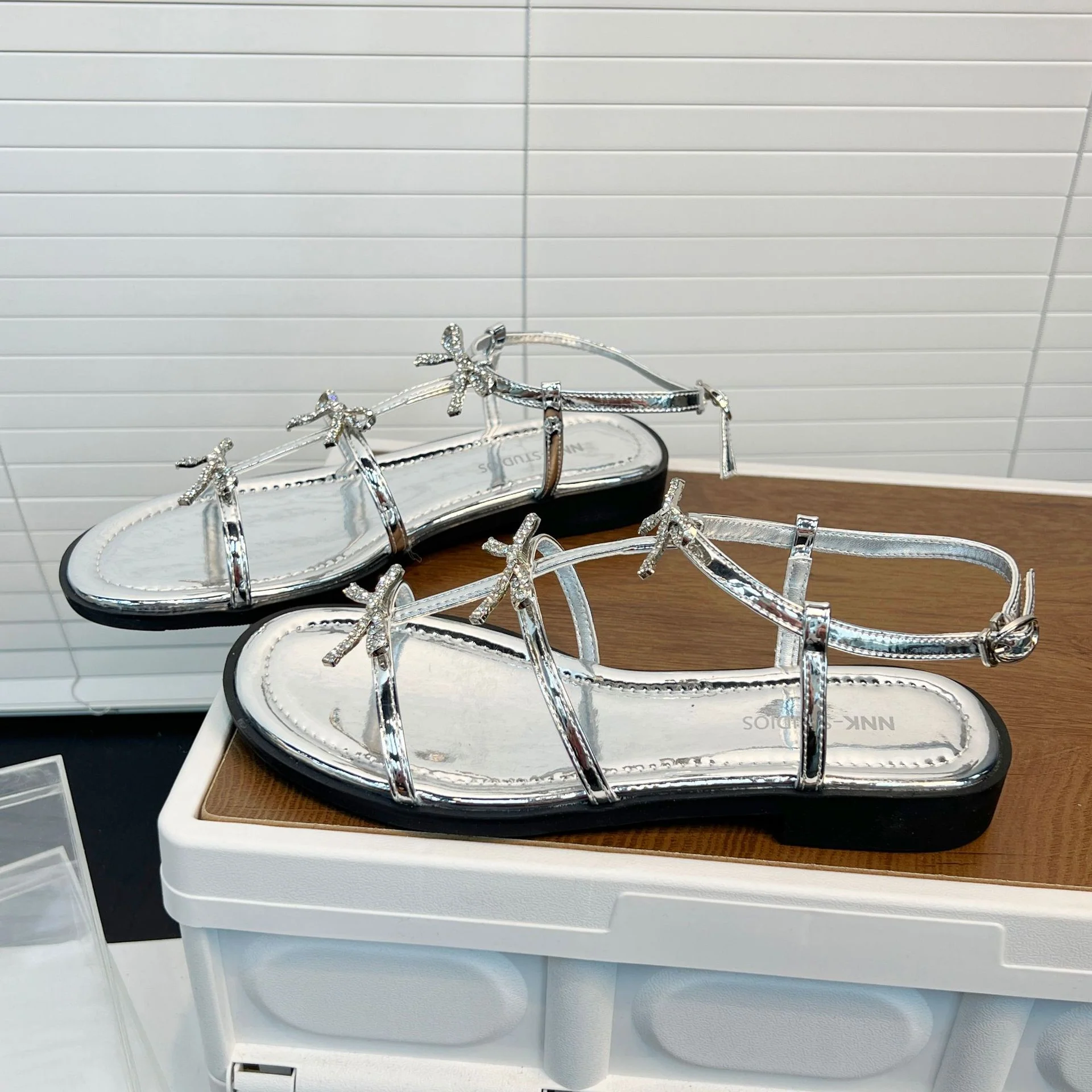 Damen Elegante Sandalen mit glitzernden Schleifen und verstellbarem Riemendesign Heidi Mode - Image 6