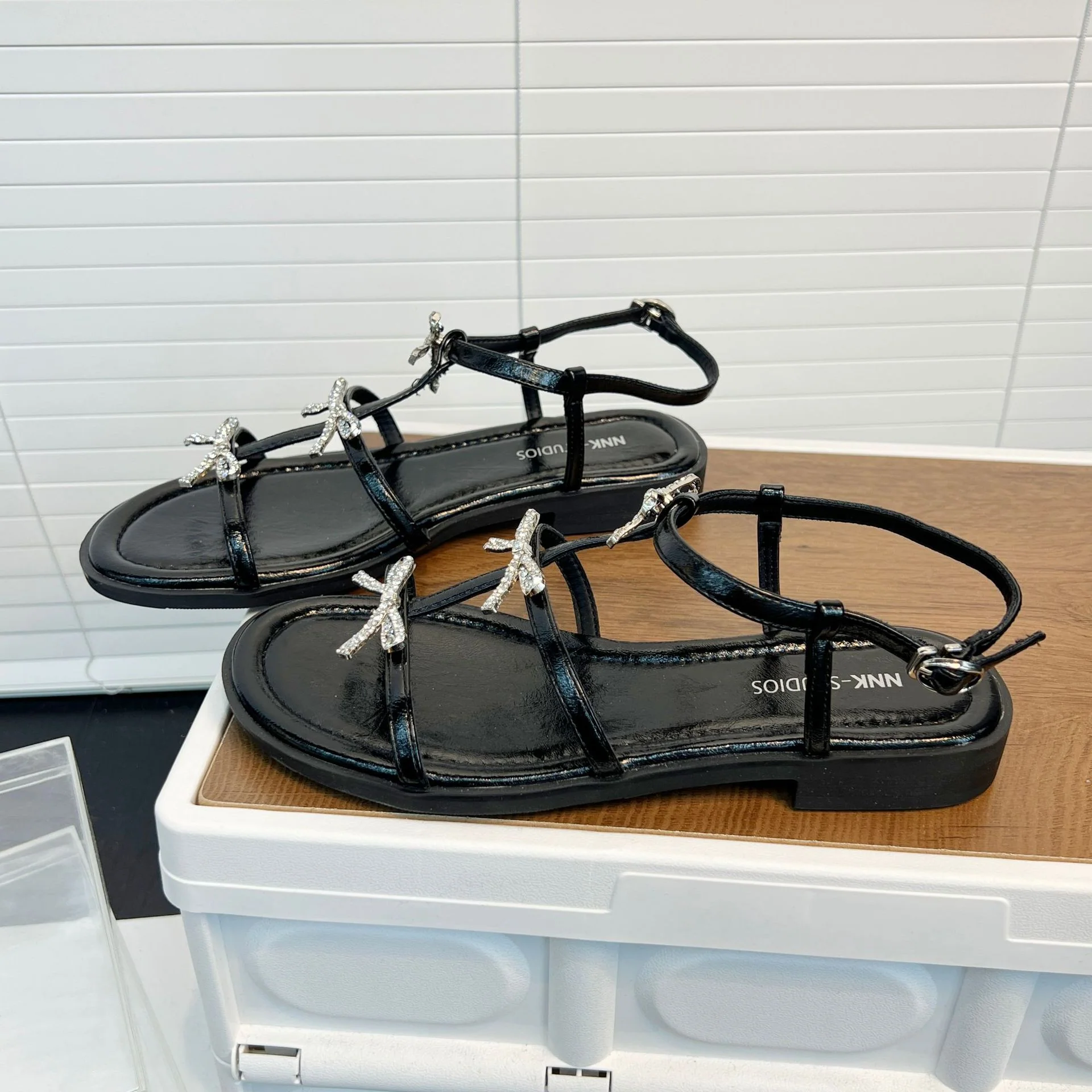 Damen Elegante Sandalen mit glitzernden Schleifen und verstellbarem Riemendesign Heidi Mode - Image 7