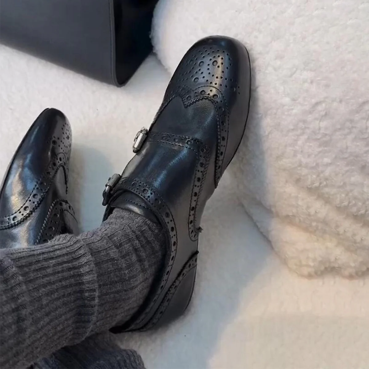 Damen Elegante Schnürschuhe mit doppeltem Schnallenverschluss und perforiertem Design Heidi Mode - Image 2