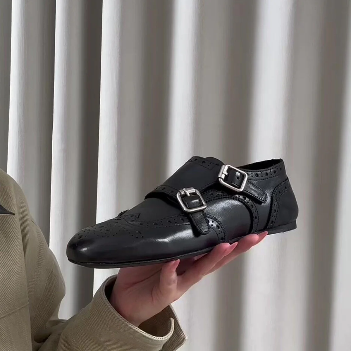 Damen Elegante Schnürschuhe mit doppeltem Schnallenverschluss und perforiertem Design Heidi Mode - Image 6