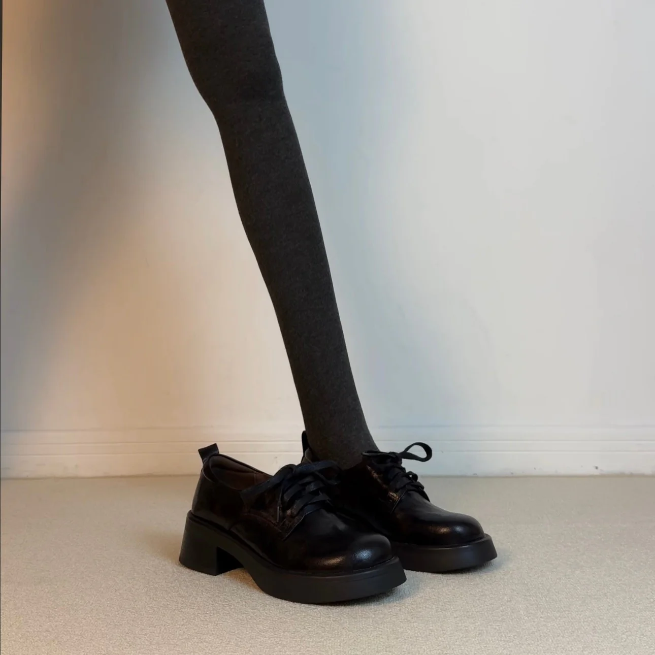 Damen Elegante Schnürschuhe mit robustem Blockabsatz und flexibler Sohle Heidi Mode - Image 4