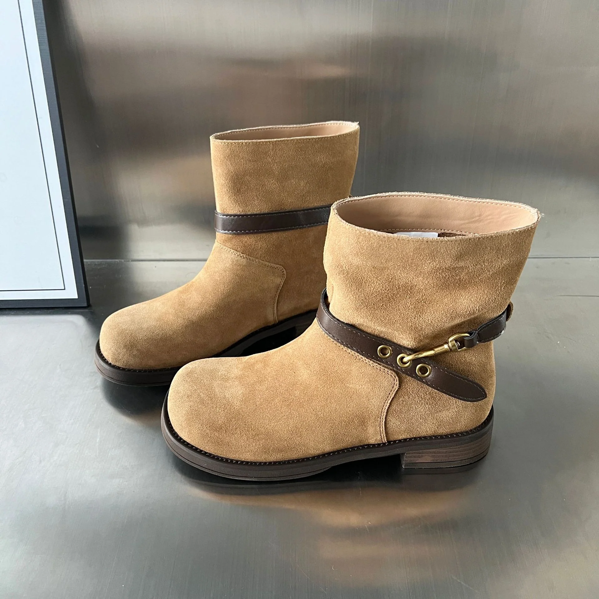 Damen elegante Short-Boots mit modischem Riemen und komfortablem Fußbett Heidi Mode