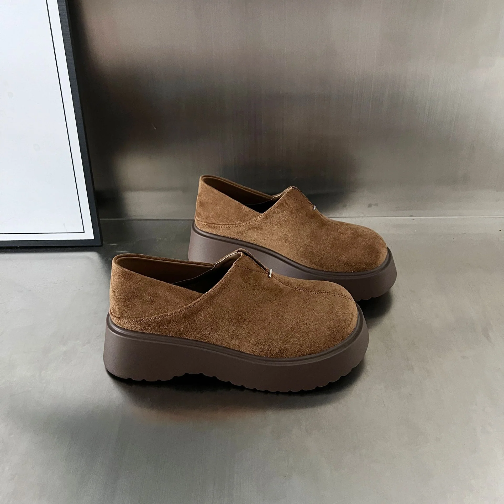 Damen elegante Slip-On Sneaker mit einem bequemen Plateau und hochwertiger Wildleder-Oberfläche Heidi Mode - Image 4