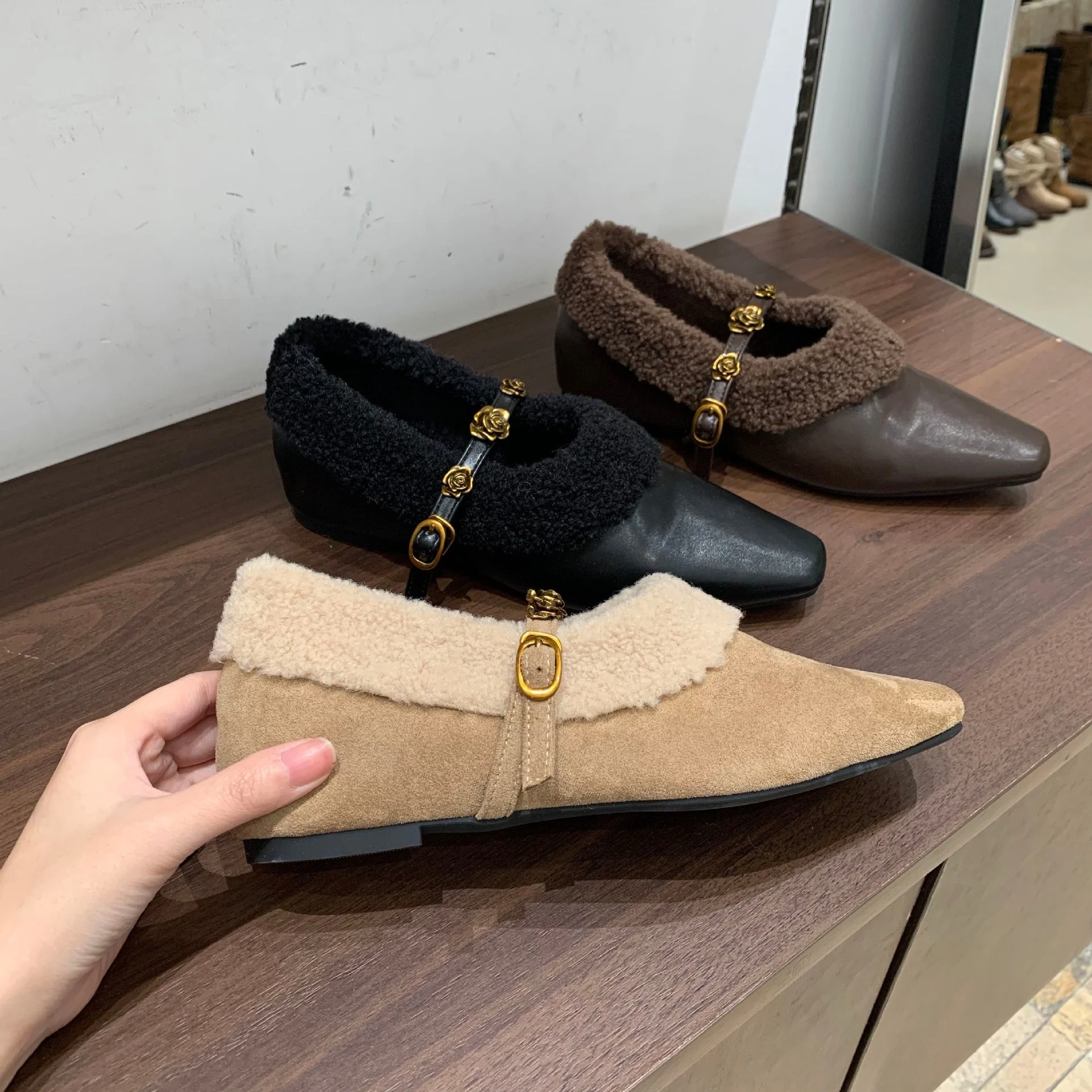 Damen elegante Slipper mit dekorativem Kunstfellkragen und goldenen Akzenten Heidi Mode - Image 4