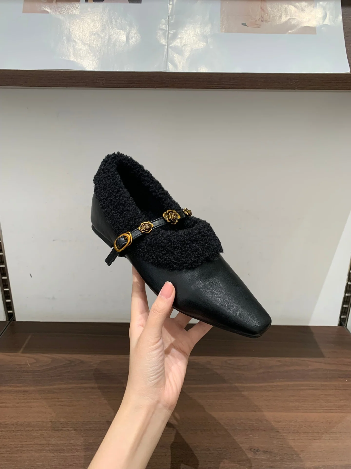 Damen elegante Slipper mit dekorativem Kunstfellkragen und goldenen Akzenten Heidi Mode - Image 7